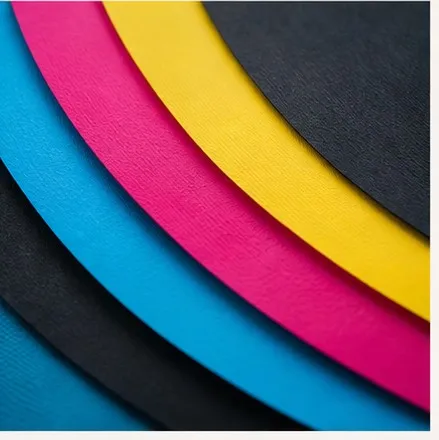 Papeles en la gama de color CMYK