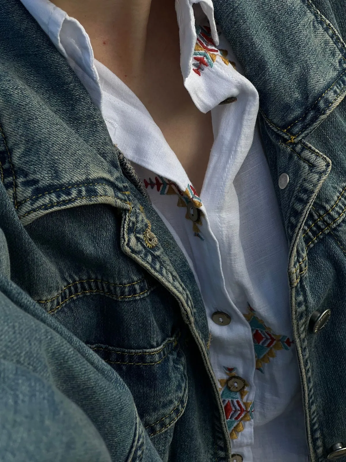 Camisa con bordado decorativo en detalle