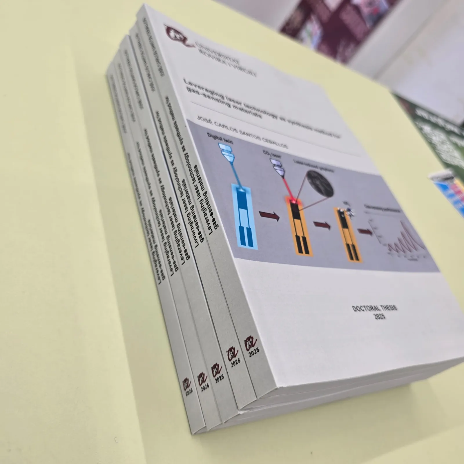 Tesis doctoral con encuadernación profesional