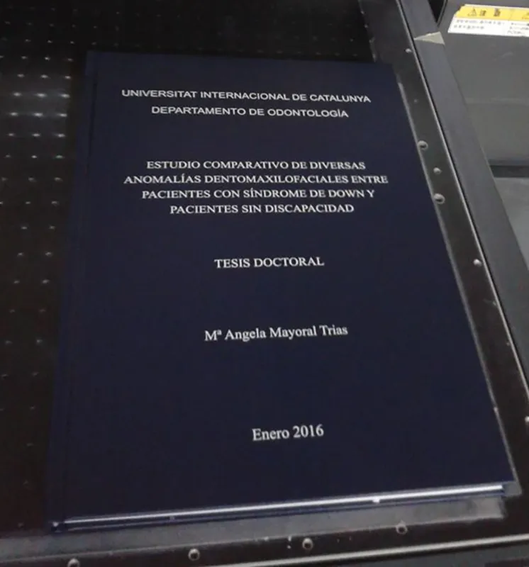Detalle de encuadernación de una tesis